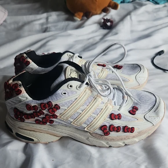 Hello Kitty Women's White and Red Sneakers 50 Anniversary SANRIO 8 US size W - Picture 3 of 10